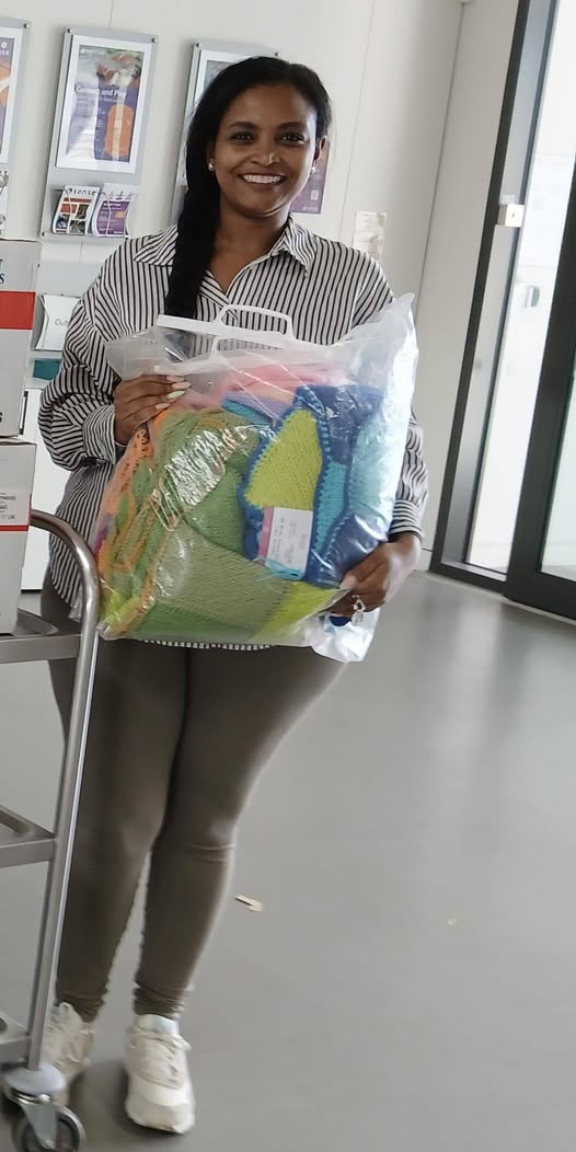 D10 Royal Forest of Dean Hamlin Fistula office in Birmingham receive knitted blankets